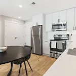 Prime Nolibs, Sleep 4Ppl, Fast Wifi, King Bed, Rooftop Access, Two Smart Tvs